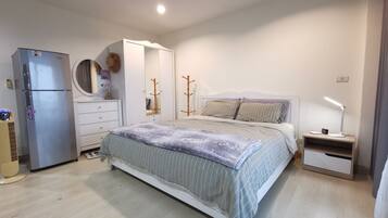 1 bedroom, desk, WiFi, bed sheets