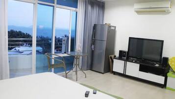 1 bedroom, desk, WiFi, bed sheets