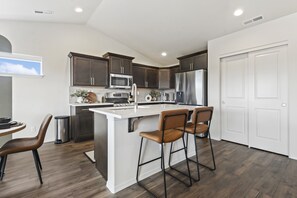 Réfrigérateur, four à micro-ondes, un four, surface de cuisson