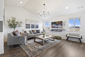 Smart TV - New, Stylish & centrally located. By Ford Idaho Center, shops & restaurants! (Nampa)