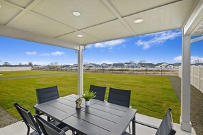 Outdoor dining - New, Stylish & centrally located. By Ford Idaho Center, shops & restaurants! (Nampa)