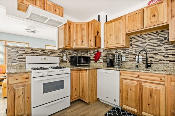 Køleskab, mikrobølgeovn, ovn, kogeplade