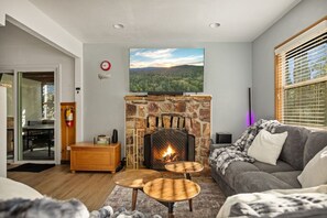 Tv, pejs, bordtennisbord, stereoanlæg