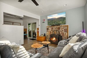 Televisión, chimenea, mesa de ping pong, estéreo