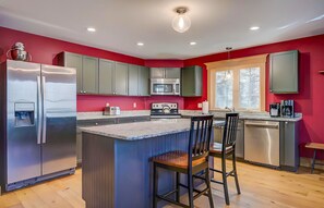 Fridge, microwave, oven, stovetop - Dog-Friendly w/ Hot Tub + Firepit | N Conway (Conway)