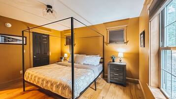 Een bureau, een strijkplank/strijkijzer, reisbedje, gratis wifi