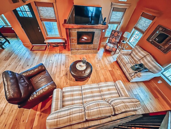 Smart TV, fireplace, foosball, books - Wagging Tails Meet Hot Trails! (Conway)