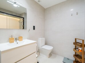 Douche, sĂšche-cheveux, serviettes fournies
