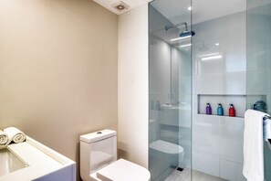 Appartamento Comfort | Bagno | Doccia, pantofole, asciugamani, shampoo