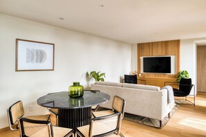 Appartement Confort | Aire de séjour | Téléviseur connecté de 32 po avec télévision numérique