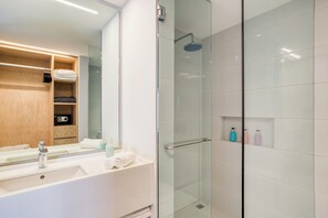 Apartamento Deluxe | Baño | Ducha, zapatillas, toallas y champú