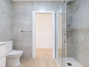 Dusche, Haartrockner, Handtücher, Toilettenpapier