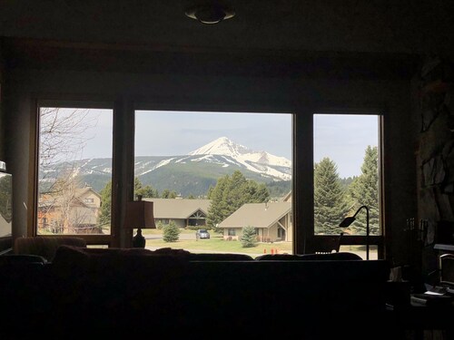 Minutes away from Big Sky Resort! Incredible mountain view from golf course.