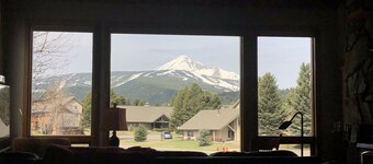 Minutes away from Big Sky Resort! Incredible mountain view from golf course.