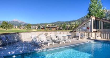Minutes away from Big Sky Resort! Incredible mountain view from golf course.
