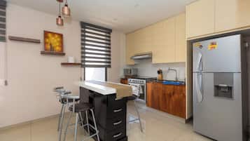 Geladeira, micro-ondas, cooktop, cafeteira/chaleira