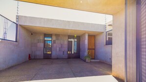 A modern interior with a concrete floor, large windows, and a potted plant. - Casa un Solo Piso, 2 min Hospital Real San Lucas (Tepatitlán de Morelos)