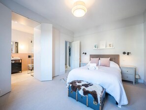 4 bedrooms, desk, iron/ironing board, travel cot