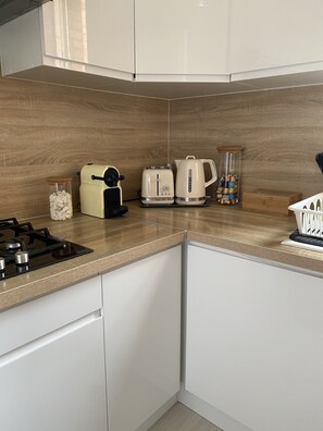 Mikrovågsugn, ugn, spishäll och kaffe- och tebryggare