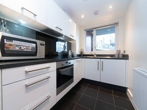 Kühlschrank, Mikrowelle, Ofen, Geschirrspüler