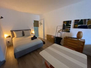 1 chambre, fer et planche à repasser, Wi-Fi, draps fournis