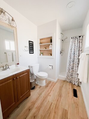 Dusj, hårføner, håndklær og såpe