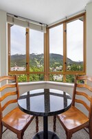 Premium Studio, 1 Queen Bed, Kitchenette, Mountain View | In-room dining