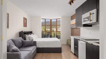 Premium Studio, 1 Queen Bed with Sofa bed, Mountain View | Iron/ironing board, free WiFi, bed sheets