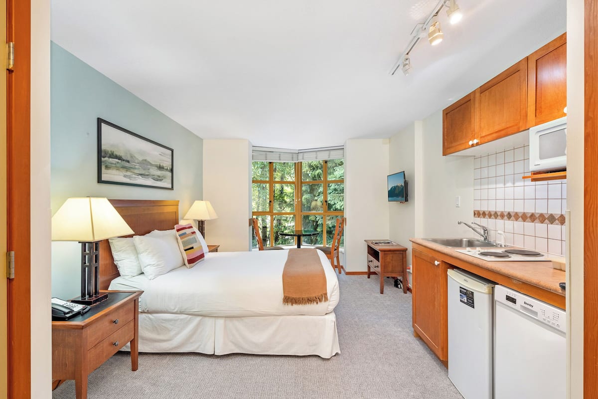 Comfort Studio, 1 Queen Bed, Kitchenette, Garden View | 1 bedroom, iron/ironing board, free WiFi, bed sheets