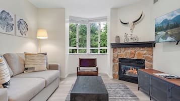 Deluxe appartement | Woonruimte | Een 25-inch plasmatelevisie met kabelzenders