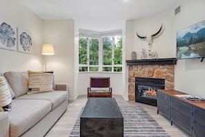 Deluxe-huoneisto | Oleskelualue | 25–tuumainen plasmatelevisio, jossa kaapelikanavat