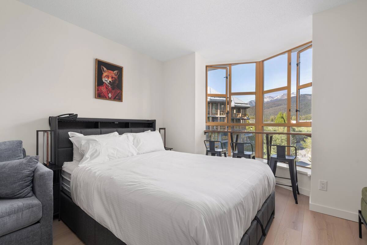 Premium Studio, 1 Queen Bed with Sofa bed, Mountain View | Iron/ironing board, WiFi (free), bed sheets