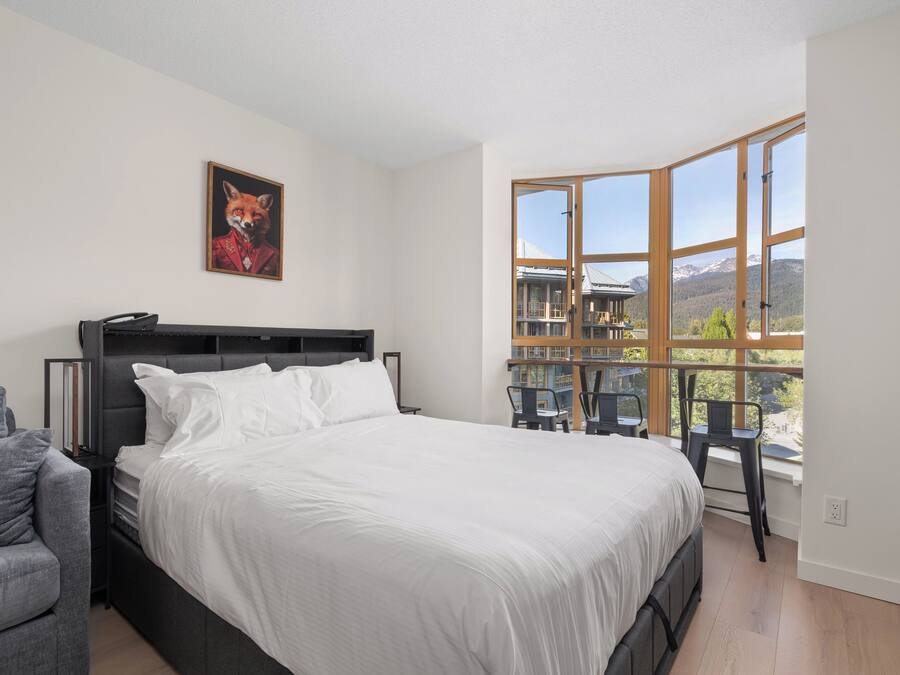 Premium Studio, 1 Queen Bed with Sofa bed, Mountain View | Iron/ironing board, WiFi (free), bed sheets