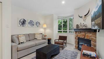 Leilighet – deluxe | Oppholdsområde | En 25-tommers plasma-TV med kabel-kanaler