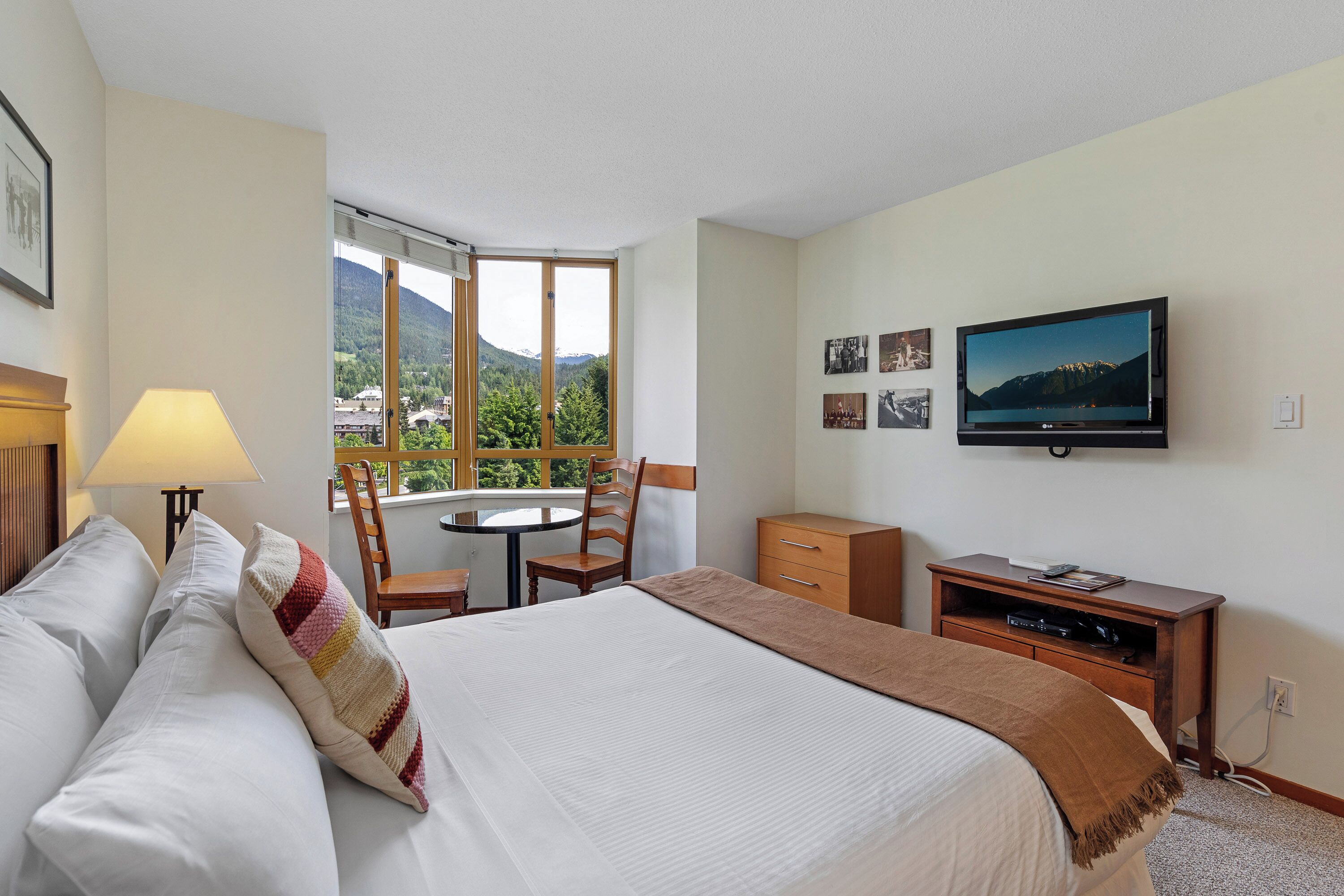 Premium Studio, 1 Queen Bed, Kitchenette, Mountain View | Iron/ironing board, free WiFi, bed sheets