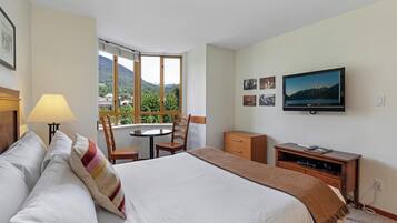 Premium Studio, 1 Queen Bed, Kitchenette, Mountain View | Iron/ironing board, free WiFi, bed sheets