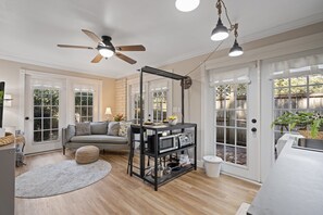 Interior - Tranquil Cottage close walk to SMH, 5 miles from Siesta Key (Sarasota)