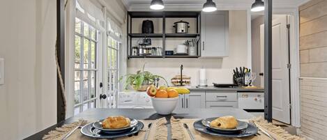 Réfrigérateur, micro-ondes, batterie de cuisine, vaisselle et ustensiles