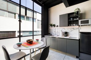 Apartamento júnior | Cozinha privada | Micro-ondas