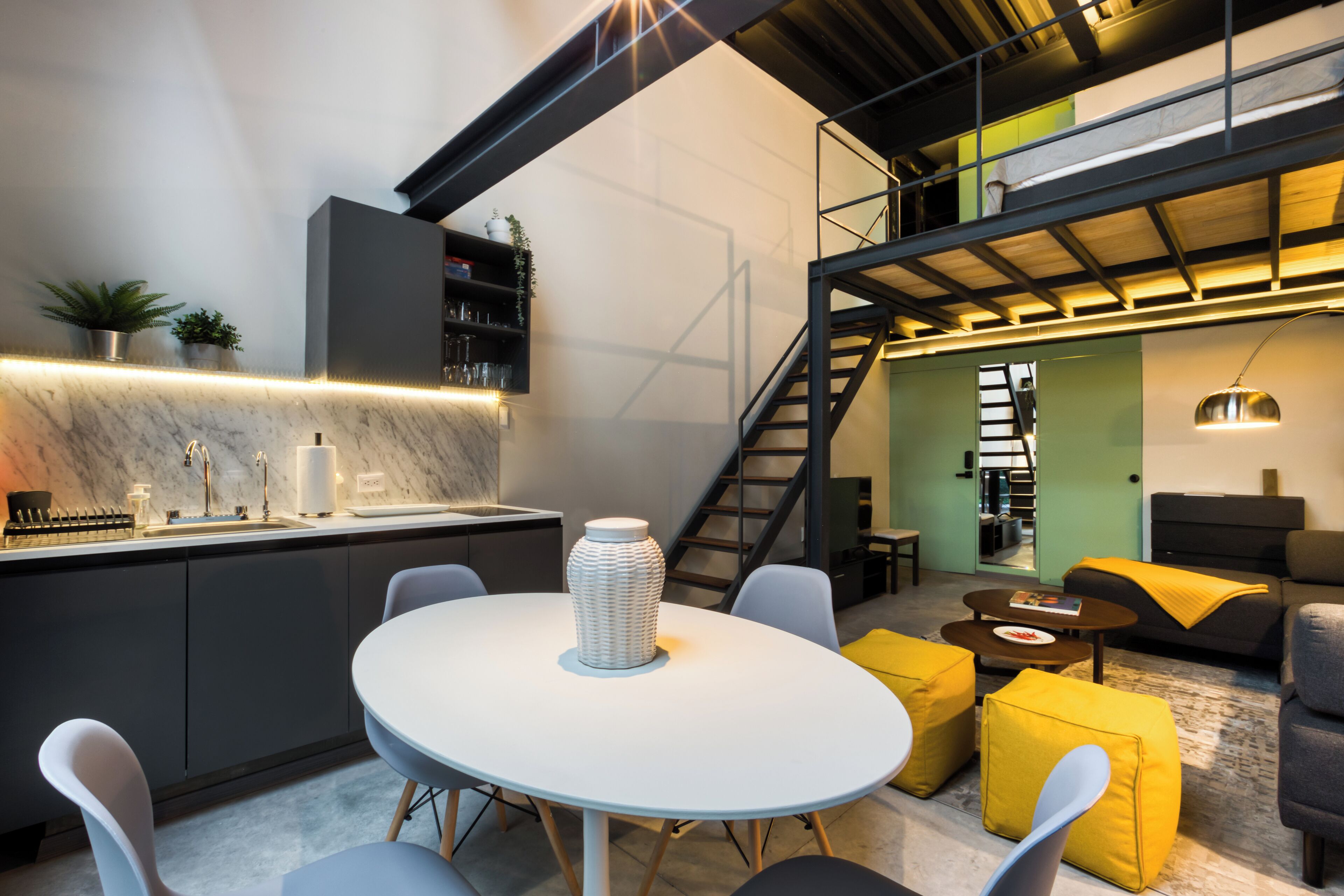 Een modern interieur met keuken, eetgedeelte en zithoek.
