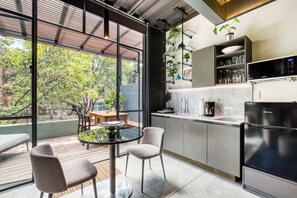 Standard Apartment | Ruang tamu | 32 inci sebuah televisyen pintar dengan digital 
