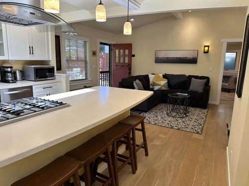 King bed, Fireplace, 100+mbps Wifi, AC, Big Yard, So Walkable