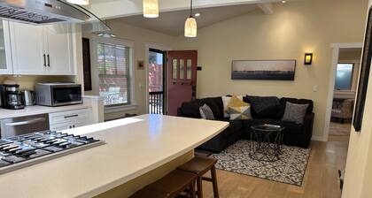 King bed, Fireplace, 100+mbps Wifi, AC, Big Yard, So Walkable