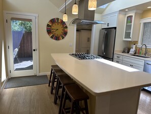 Fridge, microwave, oven, stovetop - King bed, Fireplace, 100+mbps Wifi, AC, Big Yard, So Walkable (Bend)