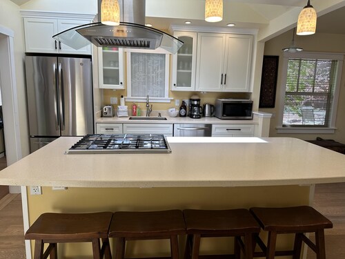 King bed, Fireplace, 100+mbps Wifi, AC, Big Yard, So Walkable