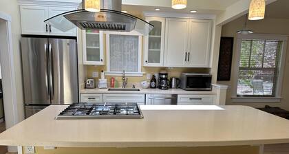 King bed, Fireplace, 100+mbps Wifi, AC, Big Yard, So Walkable