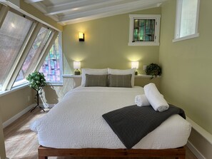 2 habitaciones, escritorio y tabla de planchar con plancha 