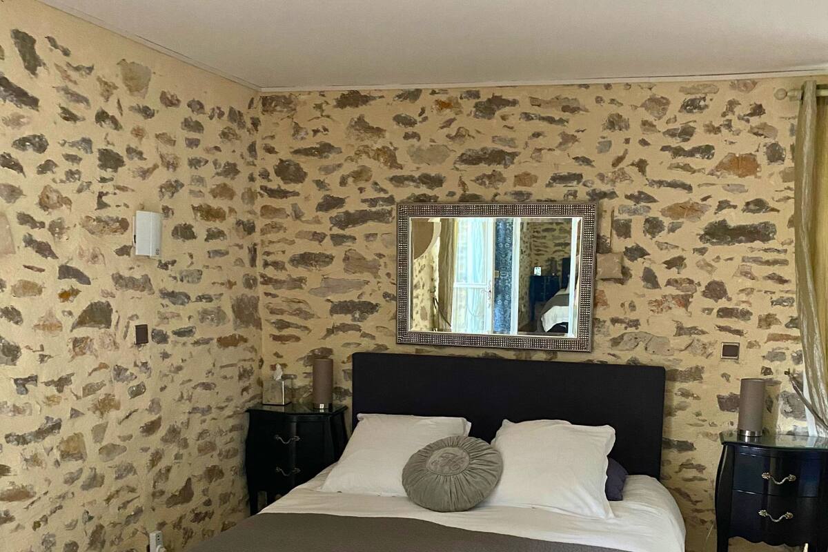 Family Quadruple Room | In-room safe, iron/ironing board (on request), WiFi (free)