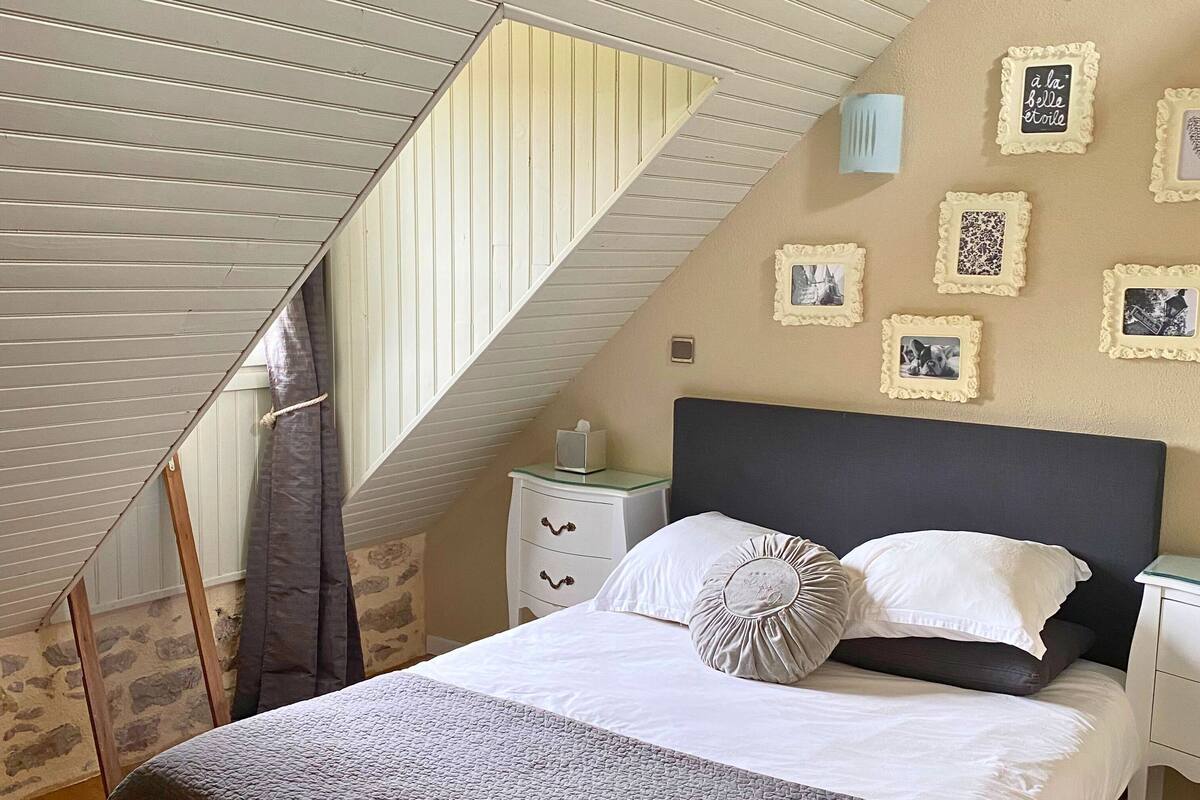 Basic Double Room | In-room safe, iron/ironing board (on request), WiFi (free)