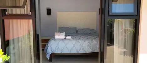 1 غرفة نوم وخزنة داخل الغرفة ومكتب وواي فاي